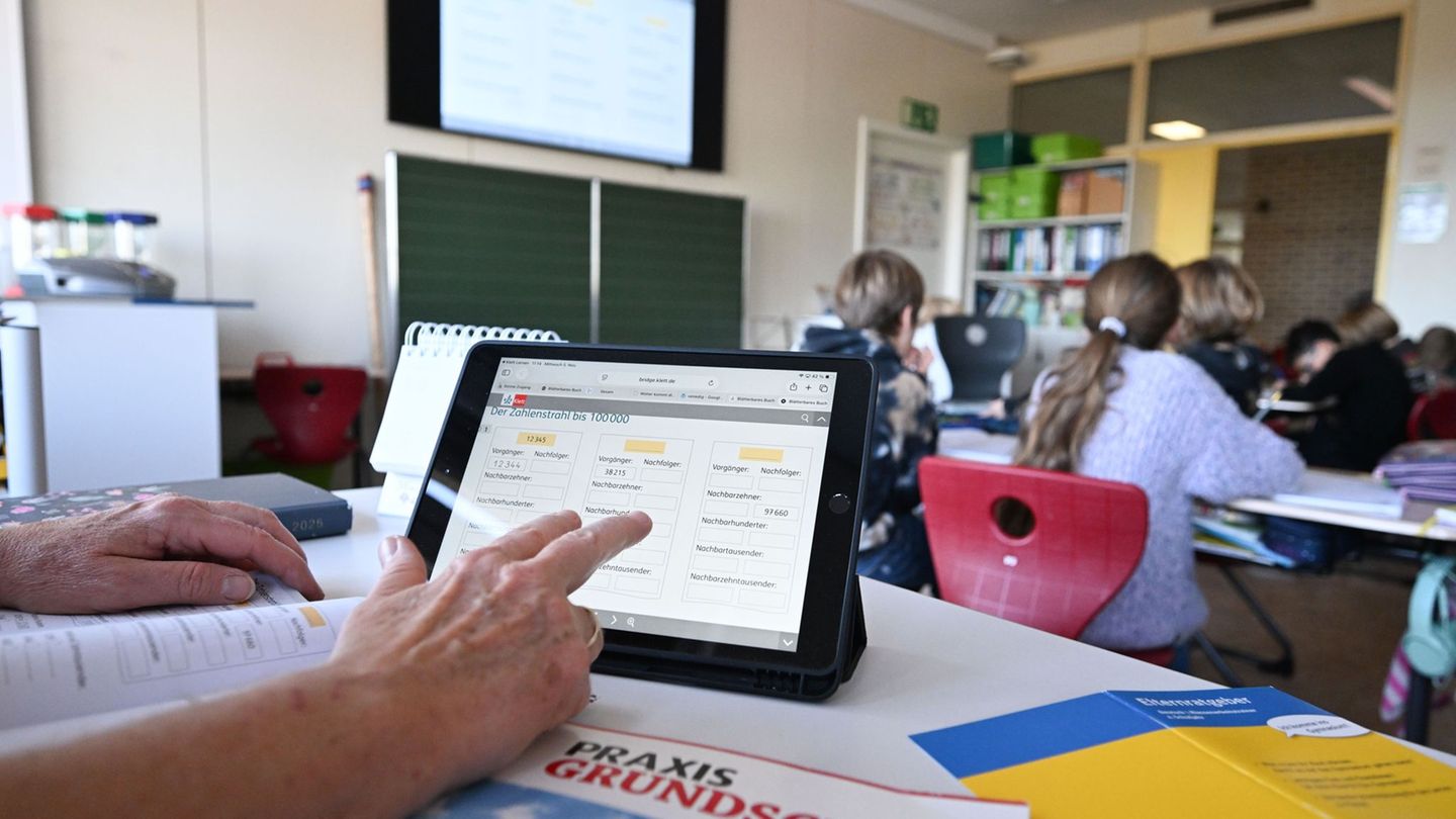 Für die weitere Digitalisierung der Thüringer Schulen sollen bis 2032 rund 112 Millionen Euro aufgewendet werden. (Symbolbild) F