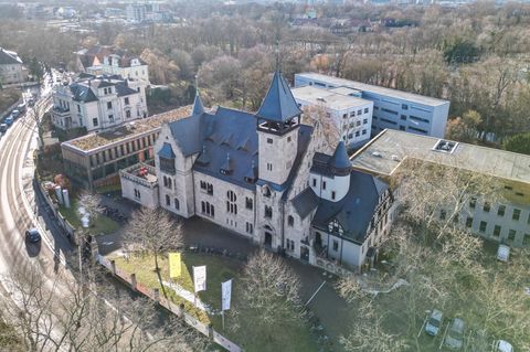 Die Aushänge an der Kunsthochschule sind entfernt worden. (Archivbild) Foto: Jan Woitas/dpa