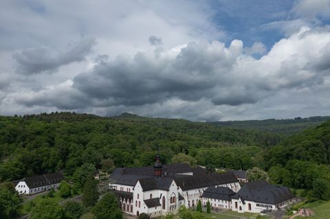 Dunkle Wolken können heute Gewitter und Starkregen bringen. Foto: Boris Roessler/dpa