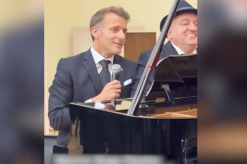 Macron singt einen Chanson.