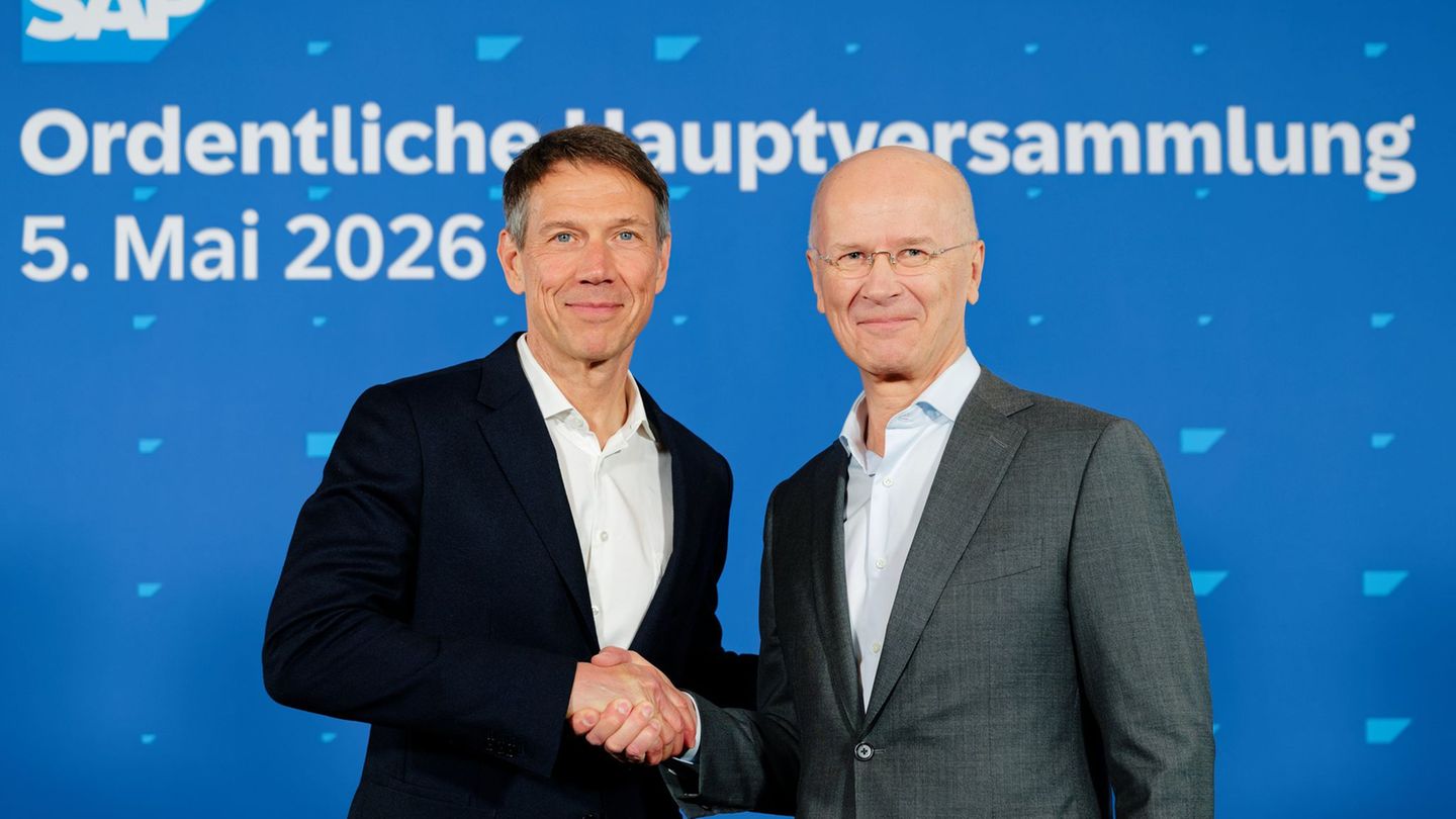 René Obermann (l) ist in den Aufsichtsrat von SAP gewählt worden. Foto: Uwe Anspach/dpa
