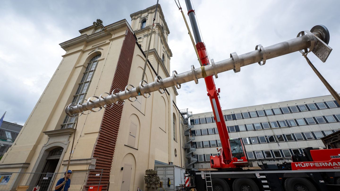 Die Säulen aus Edelstahl sollen die Turmhaube der Garnisonkirche in Potsdam tragen. Foto: Soeren Stache/dpa