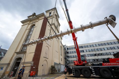 Die Säulen aus Edelstahl sollen die Turmhaube der Garnisonkirche in Potsdam tragen. Foto: Soeren Stache/dpa