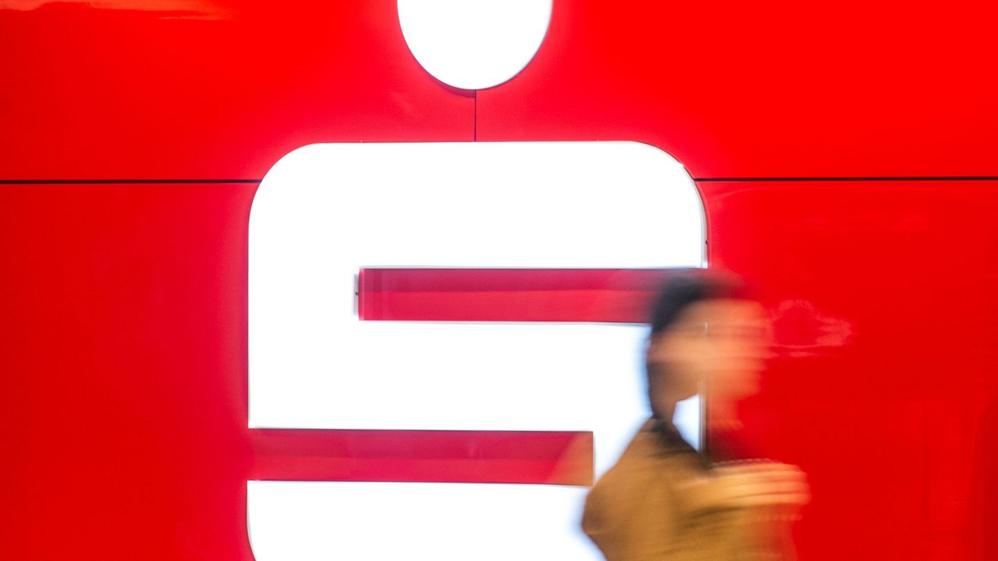 Die Sparkassen in Schleswig-Holstein sind mit ihrem Ergebnis für 2025 zufrieden. (Symbolbild) Foto: Lucas Bäuml/dpa
