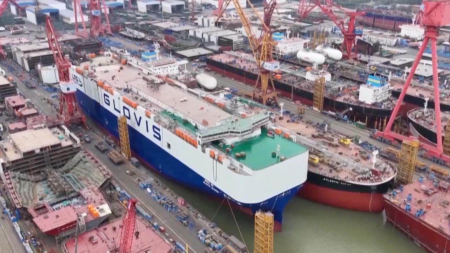 Weltneuheit aus China: 14 Decks, 10.800 Fahrzeuge: XXL-Auto-Frachter sticht in See