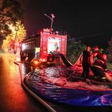 Guandu, China: Nach einer Explosion in einer Feuerwerksfabrik leuchtet das Feuer durch die Bäume im Hintergrund – als wäre es das Tor zur Hölle. Die Rettungskräfte haben auf jeden Fall viel zu tun.