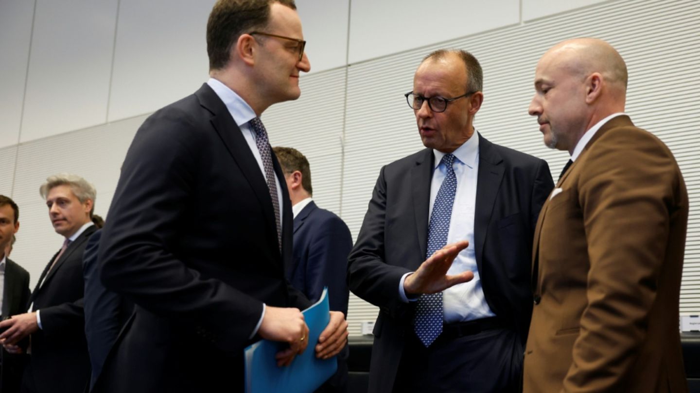Spahn (l.) und Kanzler Merz in Fraktion