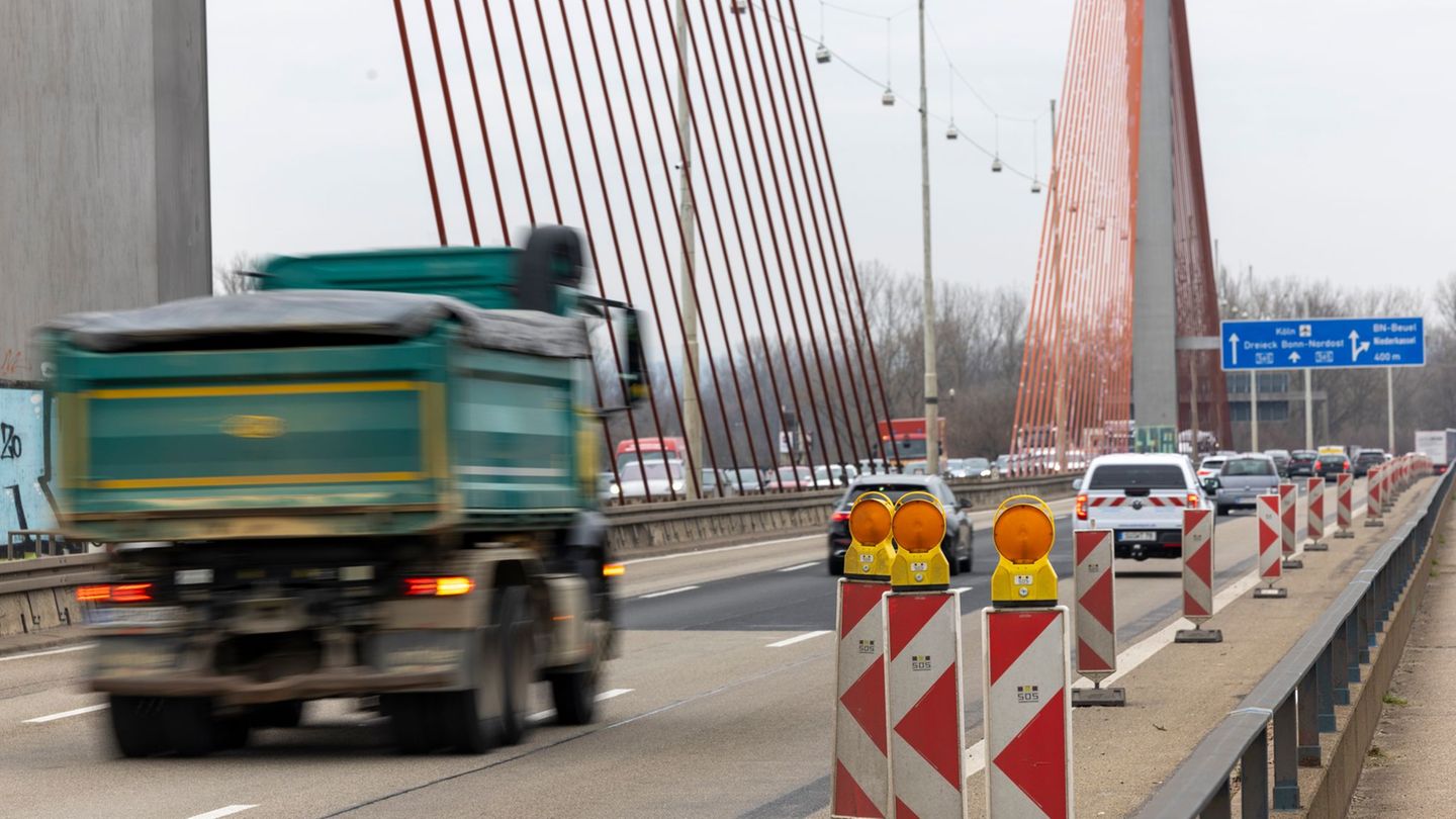 Ein neues System soll zukünftig helfen, zu schwere Lastwagen von der Brücke fernzuhalten. (Symbolbild) Foto: Thomas Banneyer/dpa
