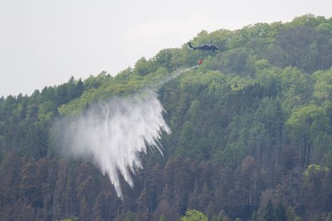 In der Böhmischen Schweiz sind am Montag zusätzlich Schwerlasthubschrauber für die Löscharbeiten zum Einsatz gekommen. Foto: Seb