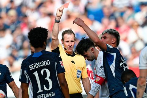 Atakan Karazor (2. v.r.) sah beim Spiel in Hoffenheim die Rote Karte. Foto: Uwe Anspach/dpa