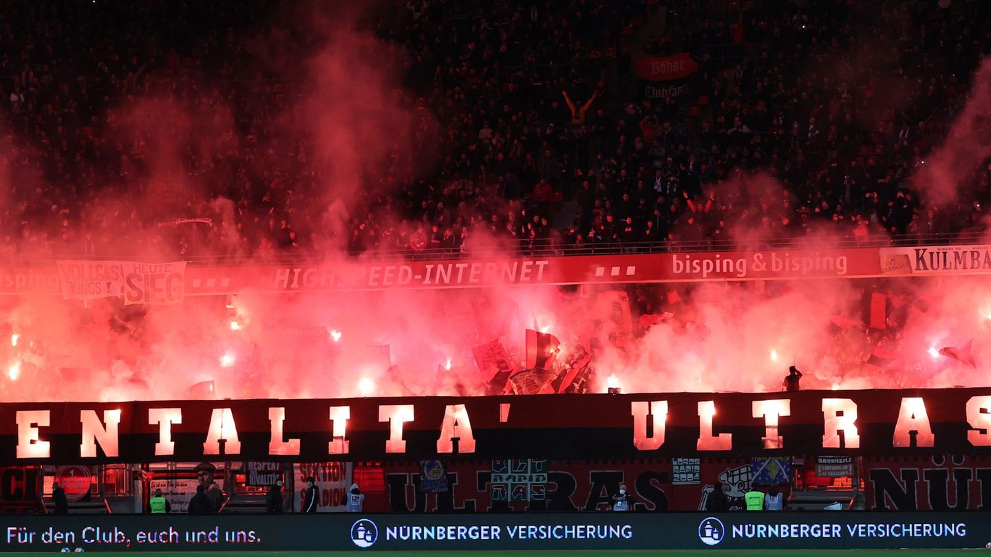 Die Polizei hat Wohnungen von Mitgliedern der Ultra-Szene in Nürnberg und Köln durchsucht. (Symbolbild) Foto: Daniel Karmann/dpa