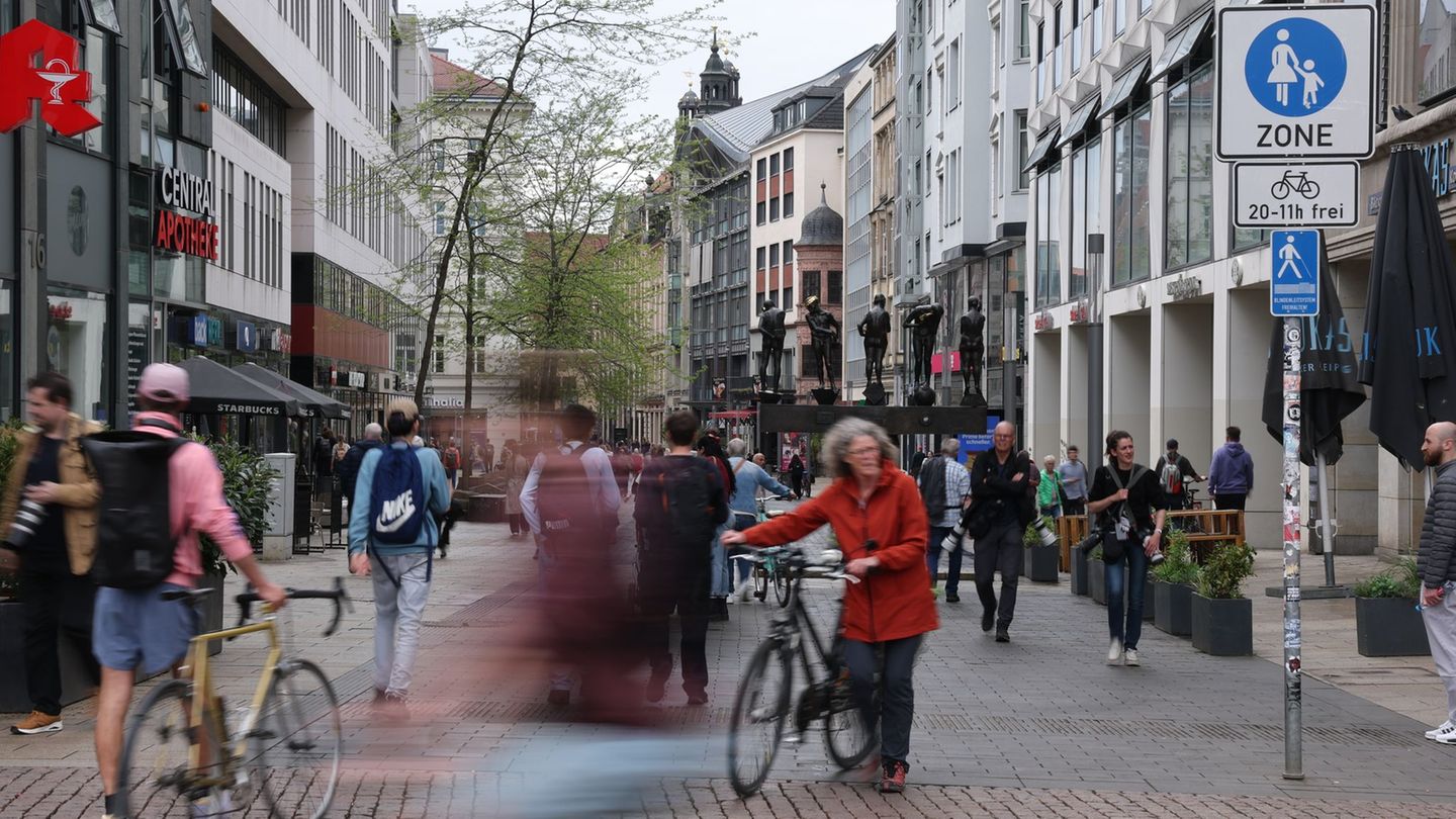 Grimmaische Straße wieder geöffnet – viele Geschäfte bleiben nach der Amokfahrt geschlossen. Foto: Jan Woitas/dpa