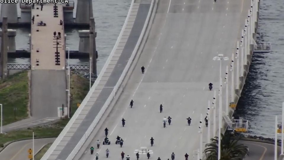 Eine Verfolgungsjagd auf der Oakland Bay Bridge