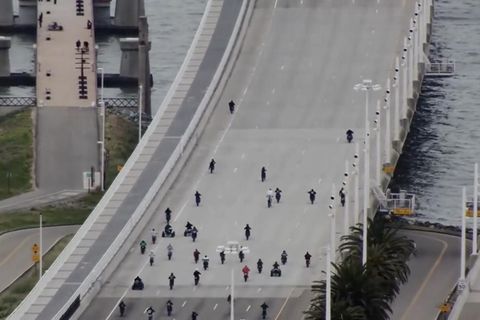 Eine Verfolgungsjagd auf der Oakland Bay Bridge