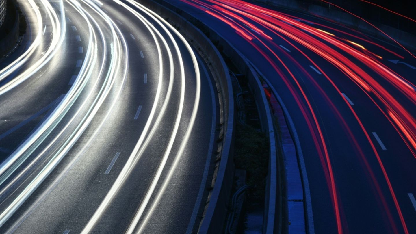 Autoverkehr auf Autobahn in Nordrhein-Westfalen