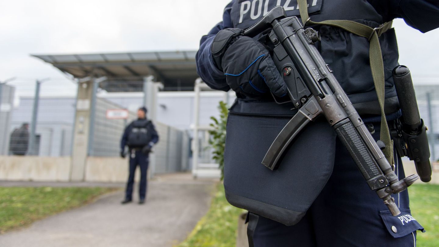 Die Deutsche soll eine Gefangenenhilfe für inhaftierte IS-Terroristen betrieben haben. (Archivbild) Foto: Monika Skolimowska/dpa