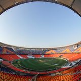 Das Cricketstadion in Indien hat 132.000 Sitzplätze und ist damit gemessen an der Zuschauerzahl das aktuell größte der Welt. Es trägt den Namen des amtierenden Premierministers Narendra Modi und steht in Ahmedabad. 2020 wurde es eröffnet – mit einer Willkommensveranstaltung für US-Präsident Donald Trump, der dort eine Rede hielt.