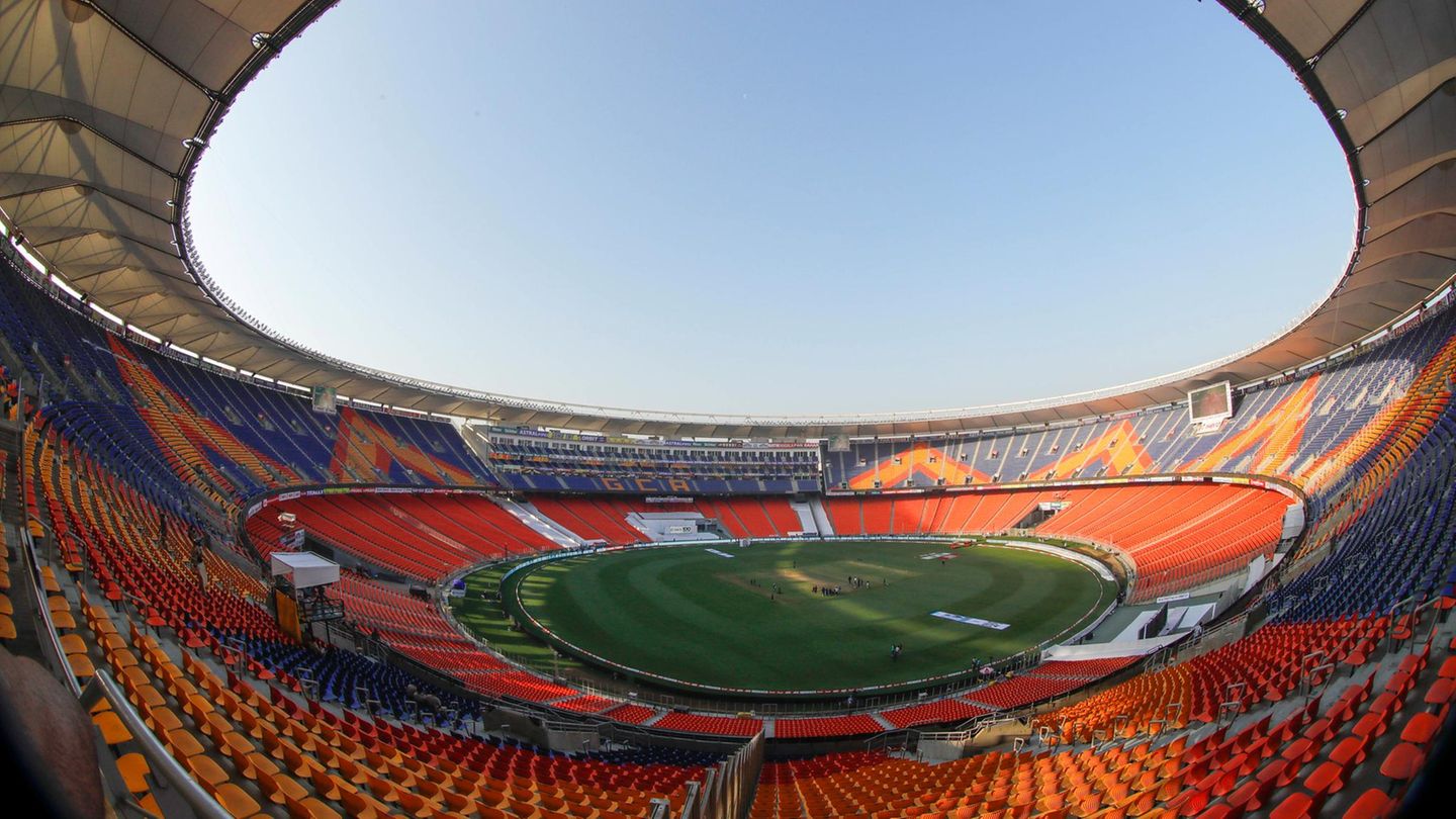 Das Cricketstadion in Indien hat 132.000 Sitzplätze und ist damit gemessen an der Zuschauerzahl das aktuell größte der Welt. Es trägt den Namen des amtierenden Premierministers Narendra Modi und steht in Ahmedabad. 2020 wurde es eröffnet – mit einer Willkommensveranstaltung für US-Präsident Donald Trump, der dort eine Rede hielt.