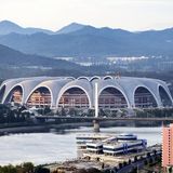 Die Arena in der nordkoreanischen Hauptstadt Pjöngjang ist aktuell das größte Fußballstadion der Welt. Gebaut wurde sie 1989 für die Weltfestspiele der Jugend und Studenten. Das Stadion, auch Rungrado 1st of May Stadium genannt, hat Schätzungen zufolge 114.000 Sitzplätze. Laut nordkoreanischen Angaben sollen es sogar 150.000 sein, doch nach Renovierungen im Jahr 2014 dürfte die Kapazität gesunken sein. So oder so ist es ein Stadion der Superlative, das nicht nur dem Sport dient, sondern auch Propagandashows.