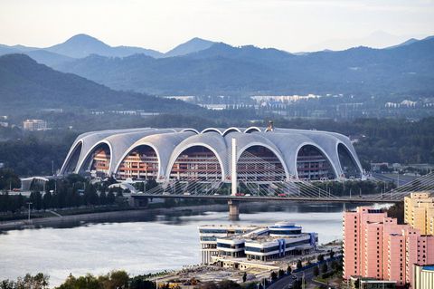 Die Arena in der nordkoreanischen Hauptstadt Pjöngjang ist aktuell das größte Fußballstadion der Welt. Gebaut wurde sie 1989 für die Weltfestspiele der Jugend und Studenten. Das Stadion, auch Rungrado 1st of May Stadium genannt, hat Schätzungen zufolge 114.000 Sitzplätze. Laut nordkoreanischen Angaben sollen es sogar 150.000 sein, doch nach Renovierungen im Jahr 2014 dürfte die Kapazität gesunken sein. So oder so ist es ein Stadion der Superlative, das nicht nur dem Sport dient, sondern auch Propagandashows.