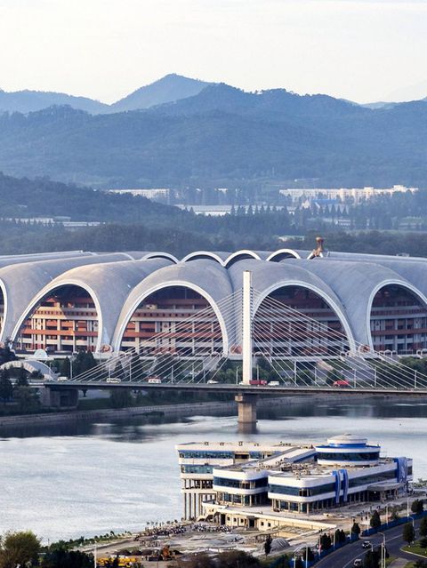 Die Arena in der nordkoreanischen Hauptstadt Pjöngjang ist aktuell das größte Fußballstadion der Welt. Gebaut wurde sie 1989 für die Weltfestspiele der Jugend und Studenten. Das Stadion, auch Rungrado 1st of May Stadium genannt, hat Schätzungen zufolge 114.000 Sitzplätze. Laut nordkoreanischen Angaben sollen es sogar 150.000 sein, doch nach Renovierungen im Jahr 2014 dürfte die Kapazität gesunken sein. So oder so ist es ein Stadion der Superlative, das nicht nur dem Sport dient, sondern auch Propagandashows.