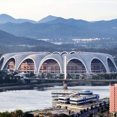 Die Arena in der nordkoreanischen Hauptstadt Pjöngjang ist aktuell das größte Fußballstadion der Welt. Gebaut wurde sie 1989 für die Weltfestspiele der Jugend und Studenten. Das Stadion, auch Rungrado 1st of May Stadium genannt, hat Schätzungen zufolge 114.000 Sitzplätze. Laut nordkoreanischen Angaben sollen es sogar 150.000 sein, doch nach Renovierungen im Jahr 2014 dürfte die Kapazität gesunken sein. So oder so ist es ein Stadion der Superlative, das nicht nur dem Sport dient, sondern auch Propagandashows.