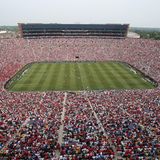 Im größten Stadion der USA und der westlichen Hemisphäre finden bis zu 107.601 Menschen Platz. Die Arena entstand 1927 in Ann Arbor, wuchs seither mehrfach und trägt den Spitznamen „The Big House“. Hier spielt hauptsächlich die University of Michigan American Football – es ist ihre wichtigste Sportstätte.