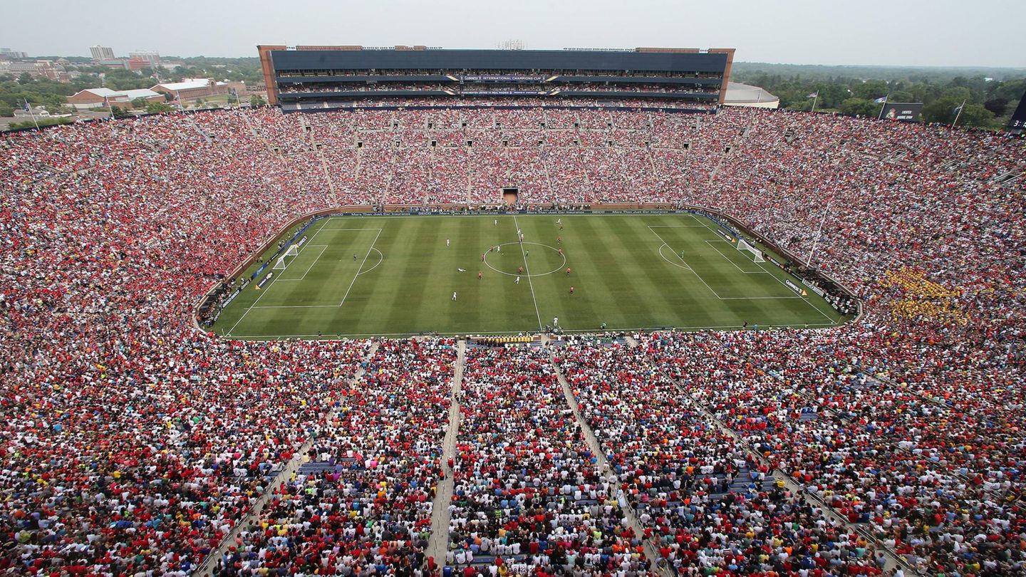Im größten Stadion der USA und der westlichen Hemisphäre finden bis zu 107.601 Menschen Platz. Die Arena entstand 1927 in Ann Arbor, wuchs seither mehrfach und trägt den Spitznamen „The Big House“. Hier spielt hauptsächlich die University of Michigan American Football – es ist ihre wichtigste Sportstätte.