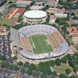 In das Stadion in Baton Rouge im US-Bundesstaat Louisiana passen bis zu 102.321 Menschen. Es gehört der Louisiana State University und wurde 1924 eröffnet. Sein Spitzname „Death Valley“ soll Auswärtsteams einschüchtern. Im Jahr 1988 ging ein Footballspiel als „Earthquake Game“ in die Geschichte ein. Damals brach die Zuschauermenge nach einem entscheidenden Touchdown so laut in Jubel aus, dass selbst ein Seismograf ausschlug.