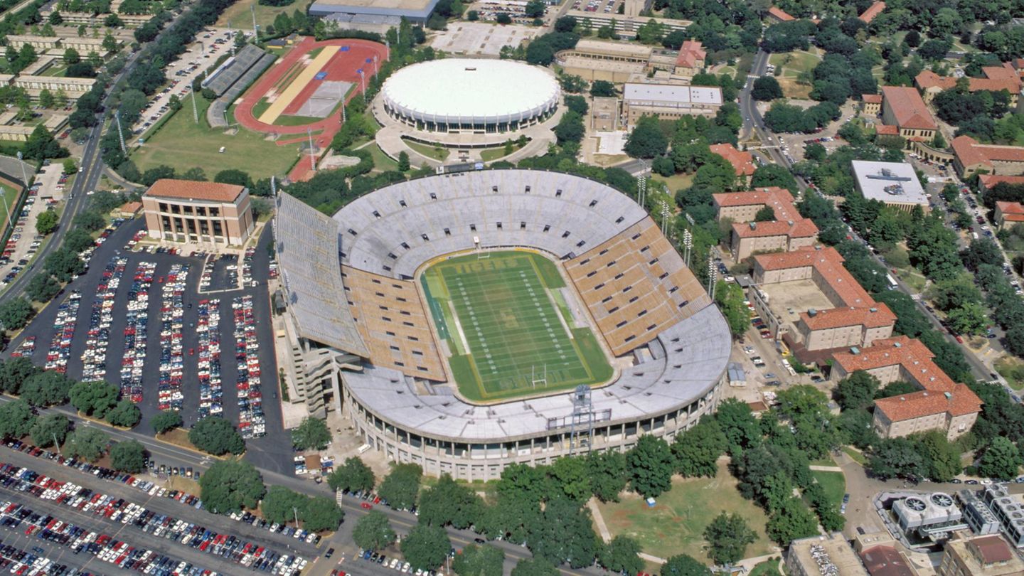 In das Stadion in Baton Rouge im US-Bundesstaat Louisiana passen bis zu 102.321 Menschen. Es gehört der Louisiana State University und wurde 1924 eröffnet. Sein Spitzname „Death Valley“ soll Auswärtsteams einschüchtern. Im Jahr 1988 ging ein Footballspiel als „Earthquake Game“ in die Geschichte ein. Damals brach die Zuschauermenge nach einem entscheidenden Touchdown so laut in Jubel aus, dass selbst ein Seismograf ausschlug.