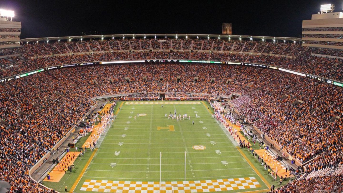 Das Stadion in Knoxville, Tennessee, fasst bis zu 101.915 Sitzplätze. Hauptsächlich dient es College-Football-Spielen. Bis 2010 fasste es mehr Besucher, doch man verringerte die Kapazität aus Sicherheitsgründen.