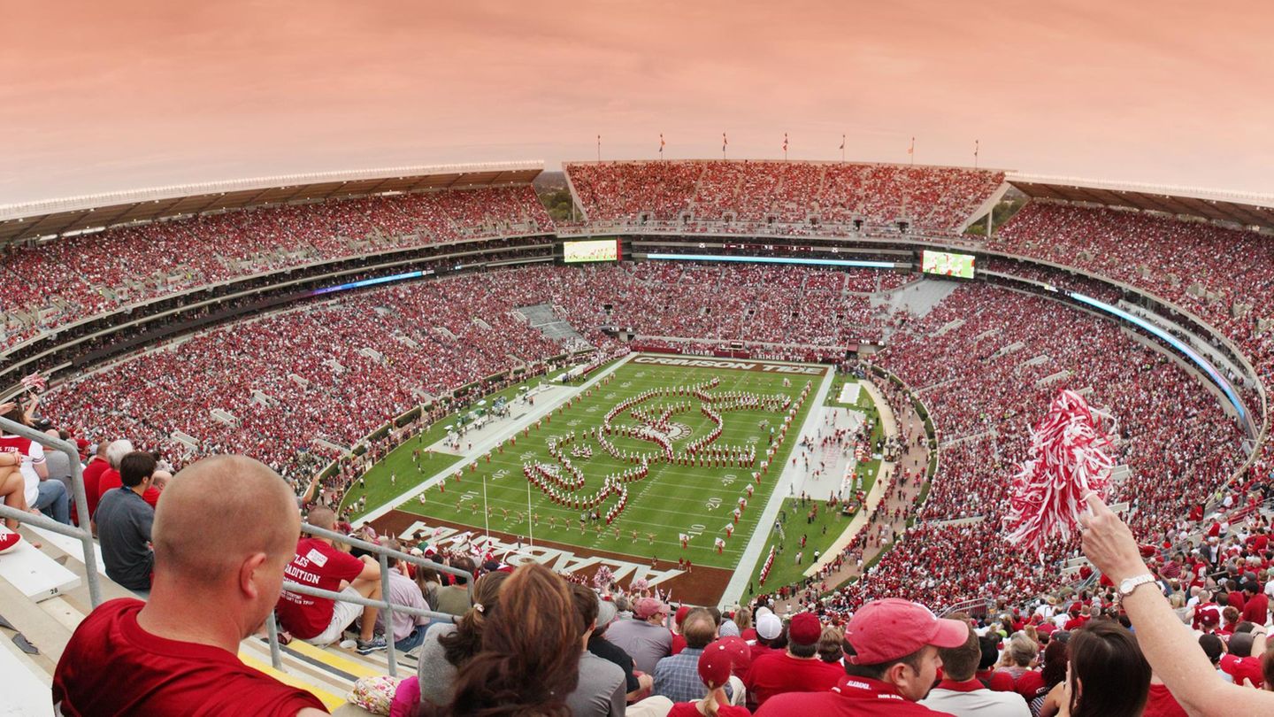 Das Stadion in Tuscaloosa, Alabama, hat die 100.000-Marke gerade so überschritten: Nach Renovierungen passen dort 100.077 Zuschauer hinein. Das 1929 eröffnete Stadion ist damit aktuell das zehntgrößte weltweit.