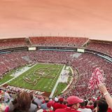 Das Stadion in Tuscaloosa, Alabama, hat die 100.000-Marke gerade so überschritten: Nach Renovierungen passen dort 100.077 Zuschauer hinein. Das 1929 eröffnete Stadion ist damit aktuell das zehntgrößte weltweit.