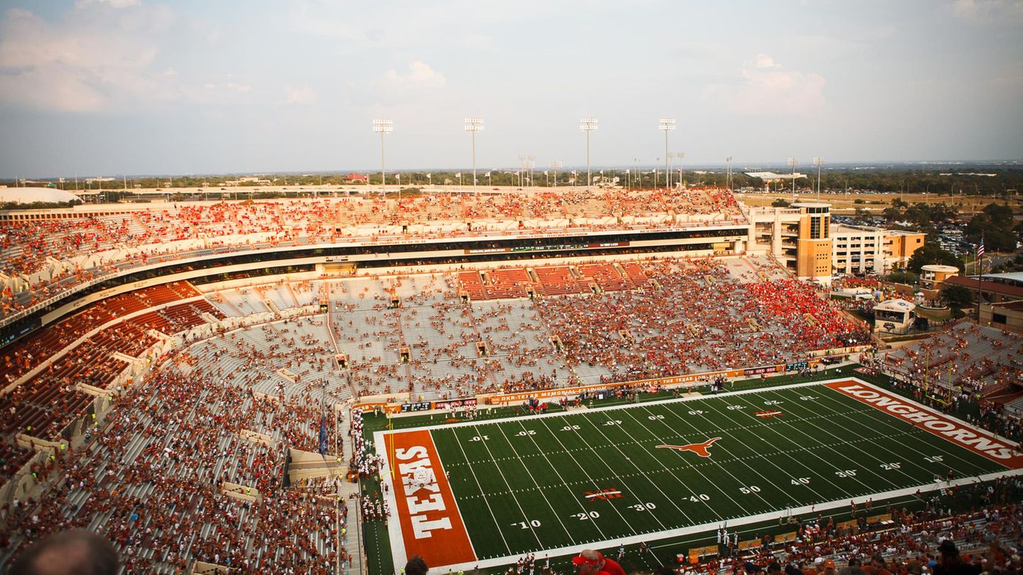 100.119 Zuschauer passen in dieses American-Football-Stadion in Austin, Texas, auch bekannt als „Texas Memorial Stadium“. Das Stadion beherbergt außerdem die größte texanische Flagge der Welt, die bei Sportevents gezeigt wird.