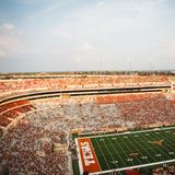 100.119 Zuschauer passen in dieses American-Football-Stadion in Austin, Texas, auch bekannt als „Texas Memorial Stadium“. Das Stadion beherbergt außerdem die größte texanische Flagge der Welt, die bei Sportevents gezeigt wird.
