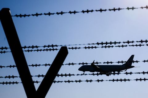 Nach dem tödlichen Sturz vor einem Zug prüft das Land eine Abschiebung des Täters. (Symbolbild) Foto: Julian Stratenschulte/dpa