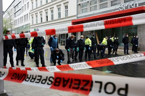 Polizisten bei Spurensicherung