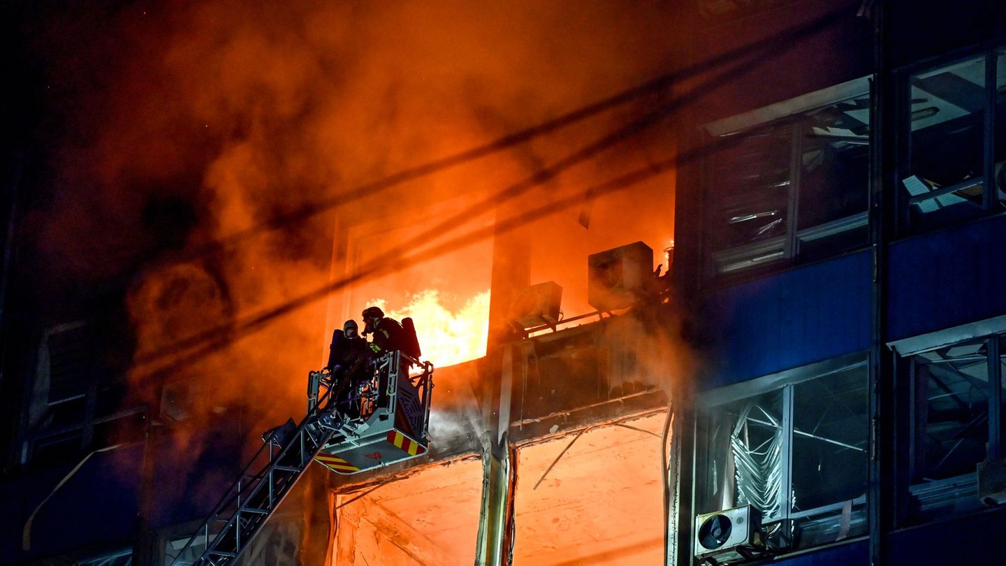 Die frontnahe Industriestadt Saporischschja ist immer wieder Ziel russischer Gleitbomben und Raketen. (Archivbild) Foto: -/Ukrin