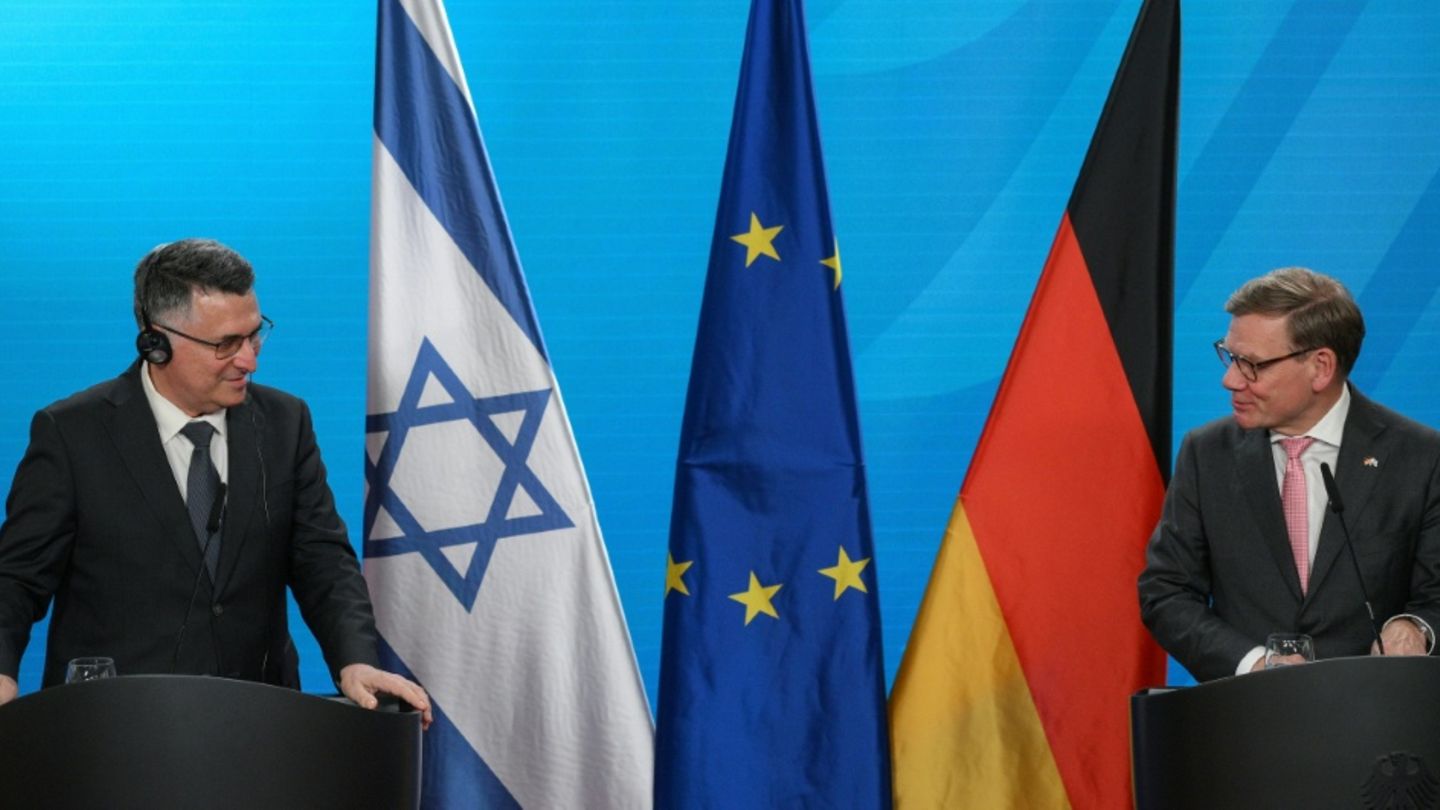 Israels Außenminister Saar und Bundesaußenminister Wadephul (rechts) am Dienstag in Berlin