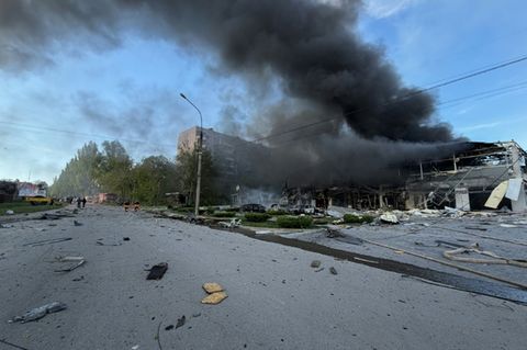 Aufsteigender Rauch aus einem getroffenen Gebäude nach dem russischen Angriff auf Saporischschja am Dienstag