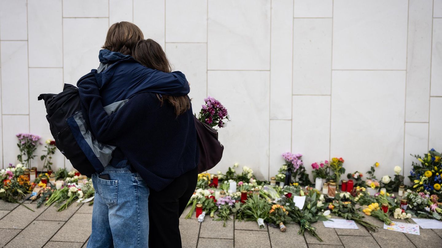 Trauernde legen Blumen ab in der Nähe des Tatorts in Leipzig