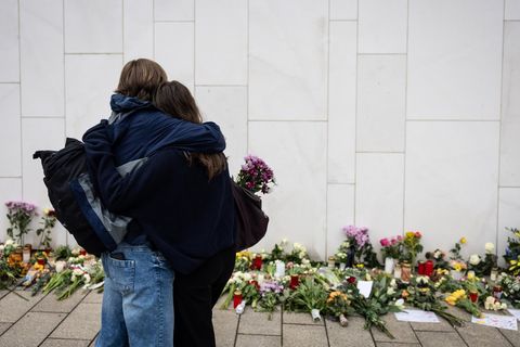 Trauernde legen Blumen ab in der Nähe des Tatorts in Leipzig