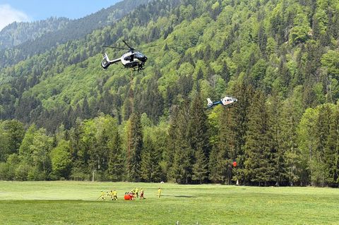 An die zehn Helikopter helfen beim Löschen aus der Luft. Foto: Matthias Brüning/dpa