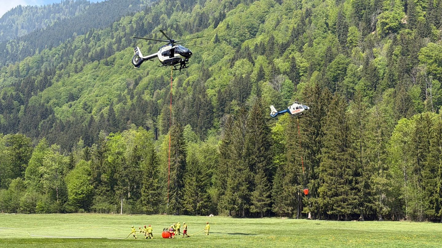 Hubschrauber gegen die Flammen: Waldbrand am Saurüsselkopf: Lage bleibt kritisch