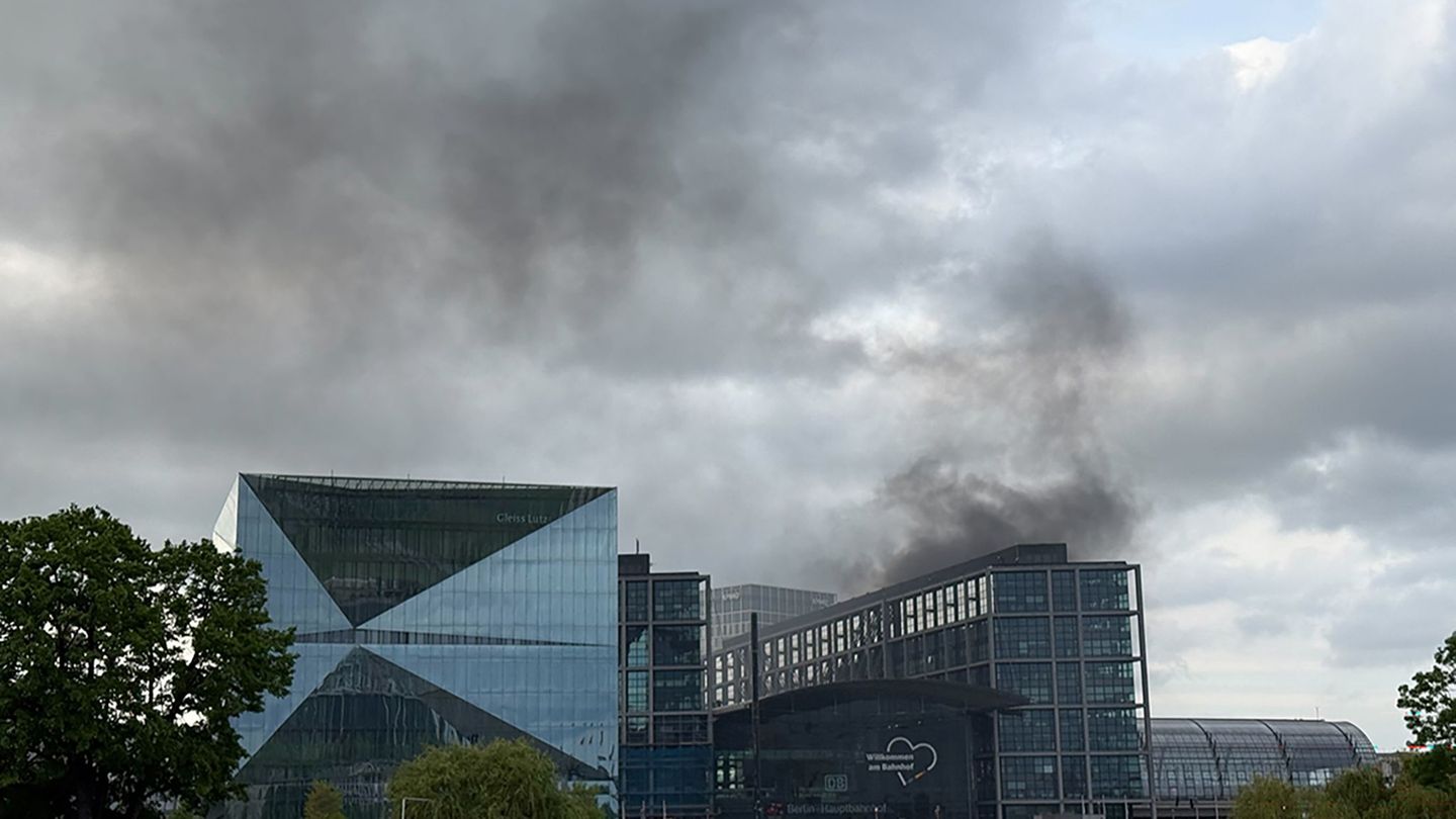 Feuer: Viel Rauch über Berliner Hauptbahnhof - Müllbehälter brennt