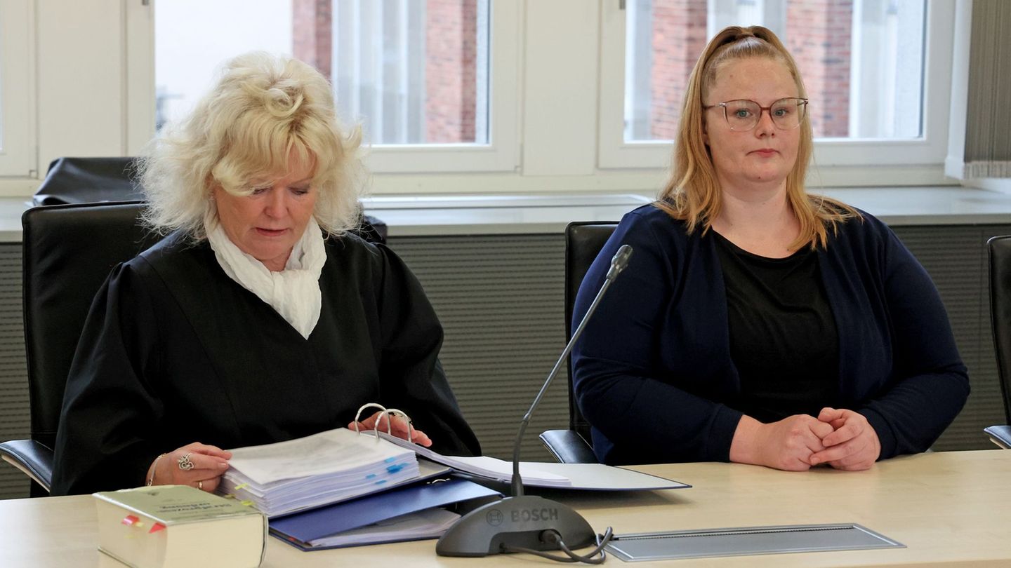 Die Mutter des ermordeten Achtjährigen (r) zeigte sich erneut gefasst im Prozess. Foto: Bernd Wüstneck/dpa