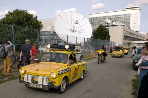 Der Filmemacher Dan Priban fährt mit seinem Trabi am Prager Sendezentrum des öffentlich-rechtlichen Tschechischen Fernsehens (CT