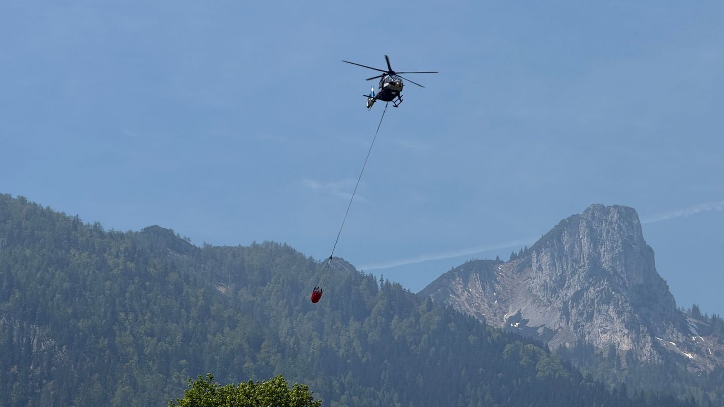 Hubschrauber im Löscheinsatz: Waldbrand am Saurüsselkopf - keine Entwarnung