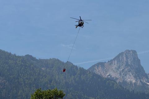 Weil das Gebiet schwer zugänglich ist, wird vor allem aus der Luft gelöscht. Foto: Matthias Brüning/dpa