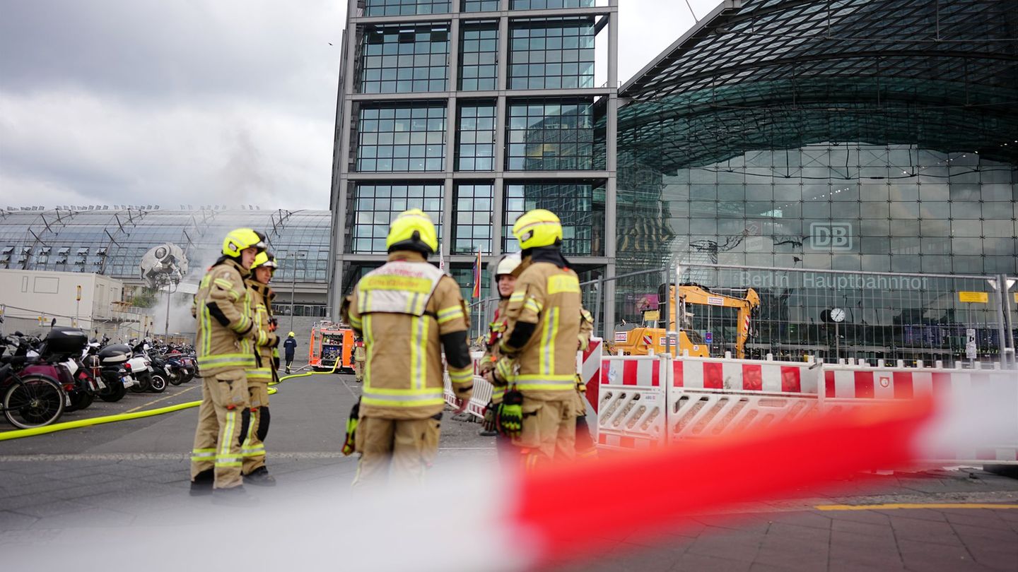 Die Feuerwehr hat einen Brand vor dem Berliner Hauptbahnhof bekämpft. Foto: Kay Nietfeld/dpa